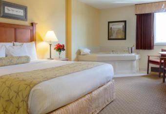 Bayside Resort Hotel has rooms with a private hot tub