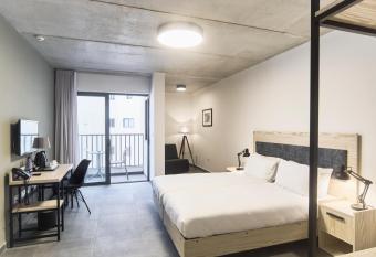 Mr Todd Hotel has Balcony rooms