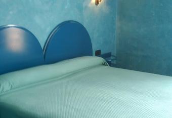 Hotel VillaPaloma has rooms with a private hot tub