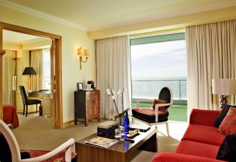 Hotel Cascais Miragem Health & Spa allows 18 year olds to book a room