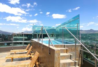 Caf   Hotel Medell  n has rooms with a private hot tub