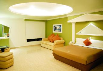 Hotel Porto Novo has rooms with a private hot tub