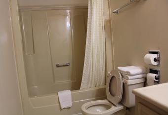 American Inn & Suites has rooms with a private hot tub