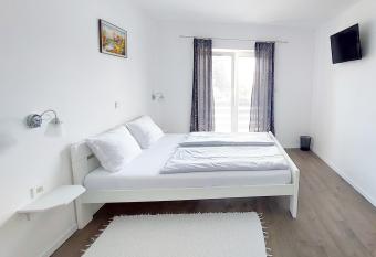 White House M&M has Balcony rooms