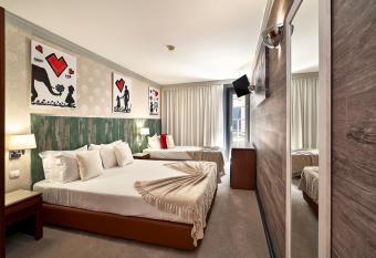 Galeria Suite Hotel has Balcony rooms