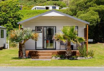 Bowentown Beach Holiday Park has Balcony rooms