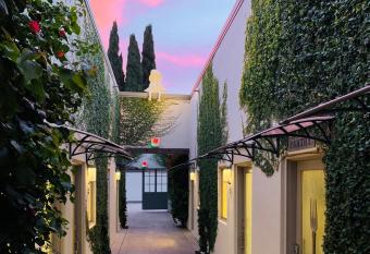 R Inn Napa has rooms with a private hot tub