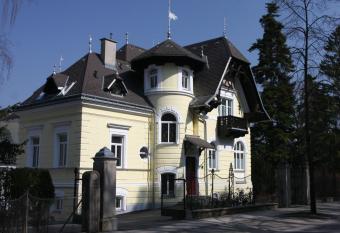 Villa Nova - Hotel garni allows 18 year olds to book a room