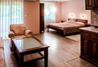 Villa Monako 2000 has rooms with a private hot tub