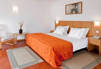 Hotel Santa Cruz has rooms with a private hot tub