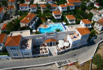 Nissia Traditional Residences Spetses allows 18 year olds to book a room