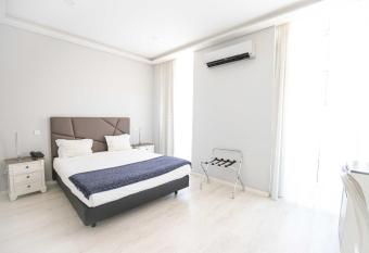 Grande Pensao Residencial Alcobia allows 18 year olds to book a room