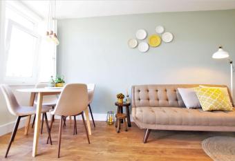 Casas do Jardim allows 18 year olds to book a room