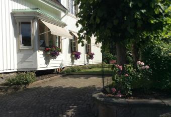 Pia s Apartment allows 18 year olds to book a room