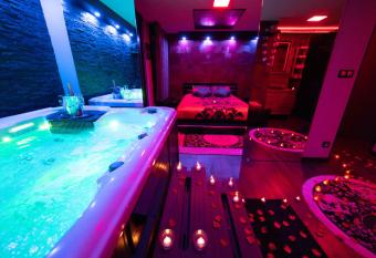 L   Insolite, Spa Privatif (Appartement Jacuzzi) has Balcony rooms