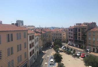 Appartement proche centre ville, port, et mont Faron allows 18 year olds to book a room