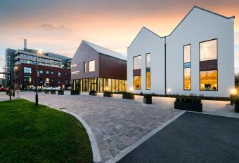 Edgbaston Park Hotel Birmingham allows 18 year olds to book a room