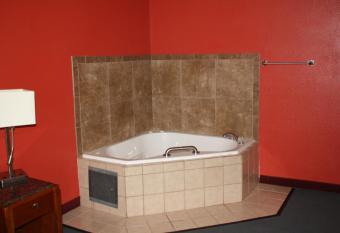 Executive Inn And Suites Wichita Falls has rooms with a private hot tub