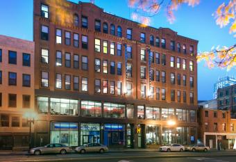 Hi Boston Hostel allows 18 year olds to book a room