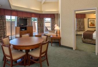 Red Lion Hotel Pasco Airport & Conference Center has Balcony rooms