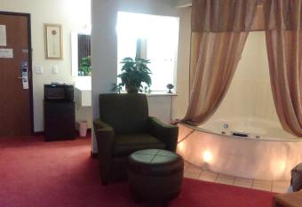 Select Inn Breckenridge has rooms with a private hot tub