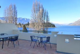 Lakefront Apartments,18 LAKE ESPLANADE ROAD allows 18 year olds to book a room