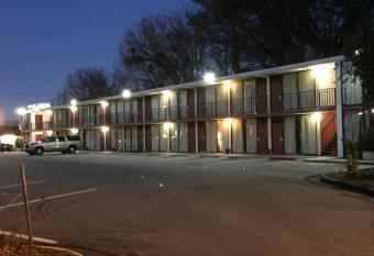 Cheshire Motor Inn has Smoking rooms