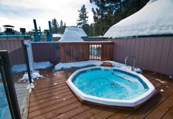 The Ridge Sierra has rooms with a private hot tub