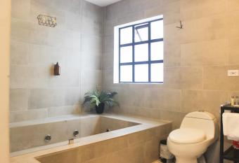 574 Hotel has rooms with a private hot tub