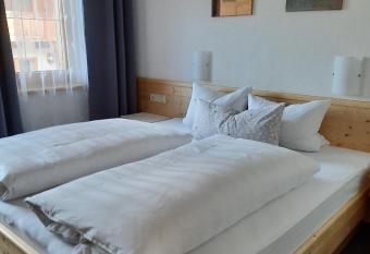 Haus Gmahblick has Balcony rooms