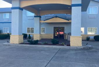 Super 8 by Wyndham Martinsville has rooms with a private hot tub