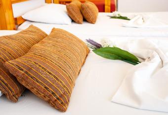 Sea La Vie - Studios Maria allows 18 year olds to book a room