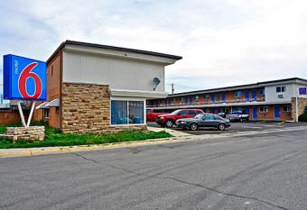 Motel 6 Riverton -, WY allows 18 year olds to book a room