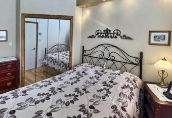 Gite Le Sieur de Joliette has rooms with a private hot tub