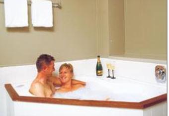 Off Broadway Motel has rooms with a private hot tub