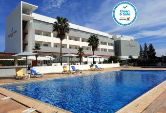 BejaParque Hotel allows 18 year olds to book a room