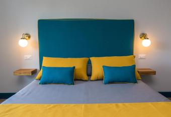 Sorrento Pool&Suites has Balcony rooms