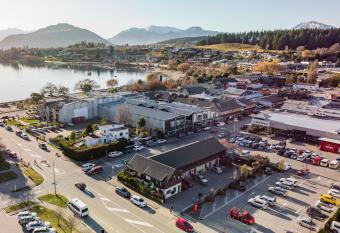 Aspiring Lodge Motel has Balcony rooms