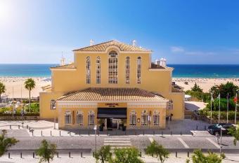 AP Oriental Beach - Adults Friendly allows 18 year olds to book a room