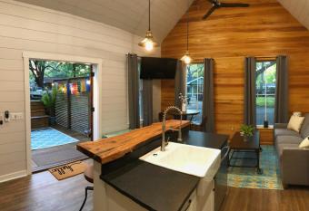 Cozy Island Cottage has Balcony rooms