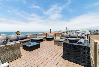 Fantastic Mission Beach condo steps to the Beach allows 18 year olds to book a room