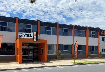 Adelaide Airport Motel allows 18 year olds to book a room