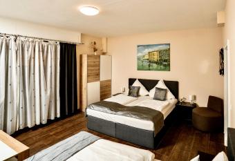 Parkhotel Lindenhof - KOSTENLOSE PARKPL  TZE allows 18 year olds to book a room