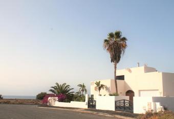 Villa Paradise Beach has Balcony rooms