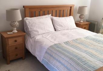 BELESME, PRIVATE ANNEX allows 18 year olds to book a room