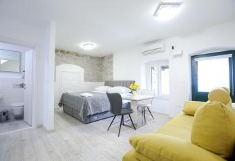 Villa Kate has Balcony rooms