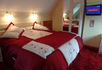 Glenmore House has rooms with a private hot tub