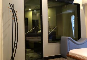 Hotel Sheik (Adults Only) has rooms with a private hot tub