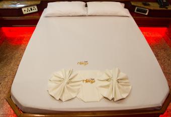 Hotel Malaga (Adult Only) has rooms with a private hot tub