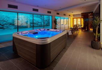 Hotel Memories OldTown allows 18 year olds to book a room